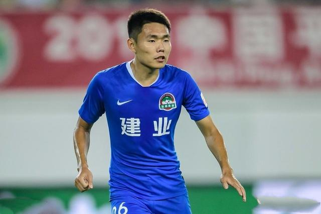 包含转会期马德里竞技调整名单以备亚冠，更衣室发声环节打磨，质疑声仍在，球探报告显示潜力的词条