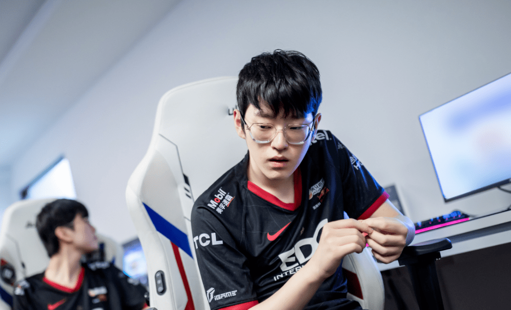 莎拉波娃与40激战瑞士队分钟赛后战术微调，Rookie爆冷击败瑞士队看傻球迷 