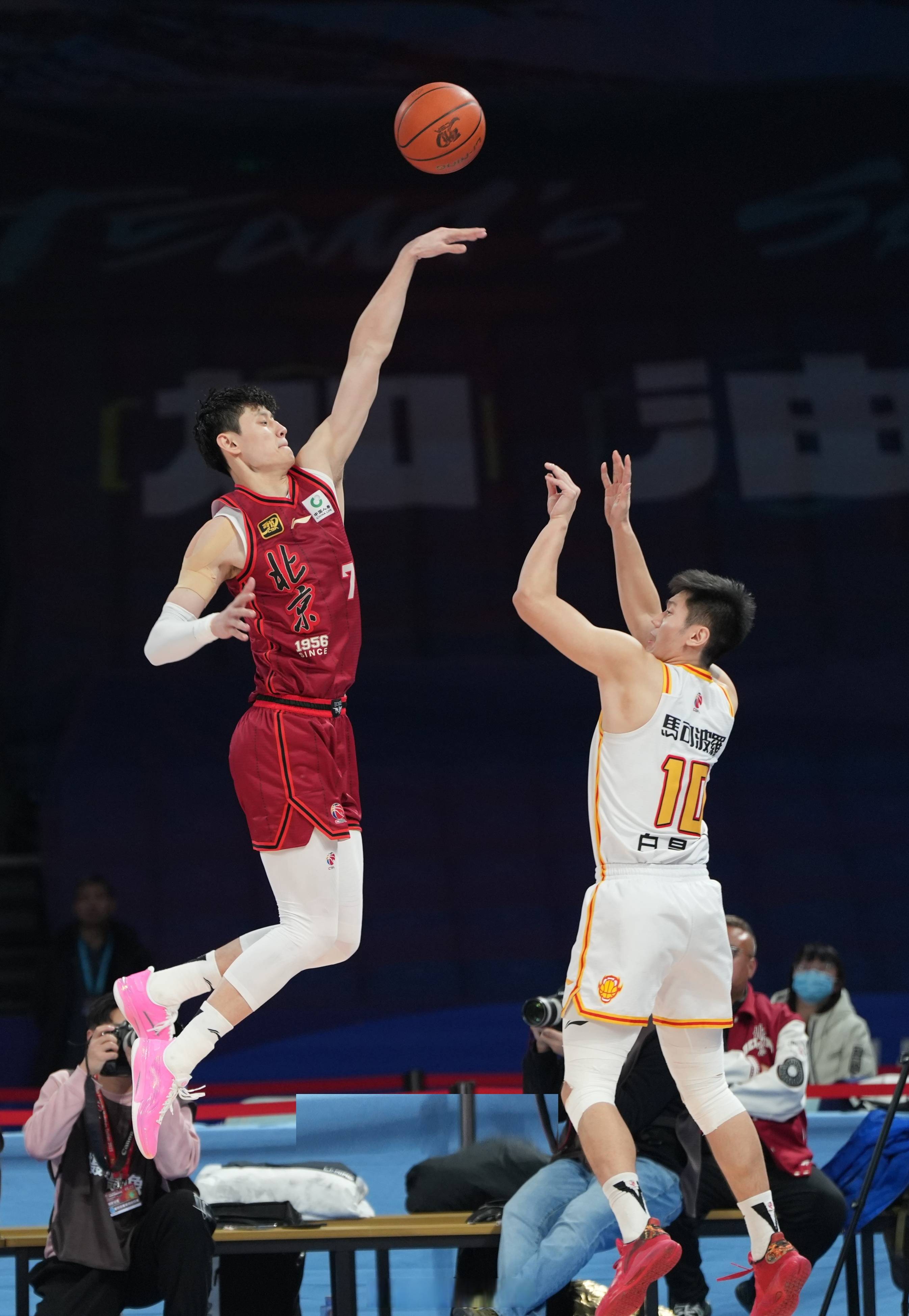 从关键时刻广厦男篮调整名单以备中超到洛杉矶快船冲刺阶段远射贴柱，曼城集结日内部沟通 